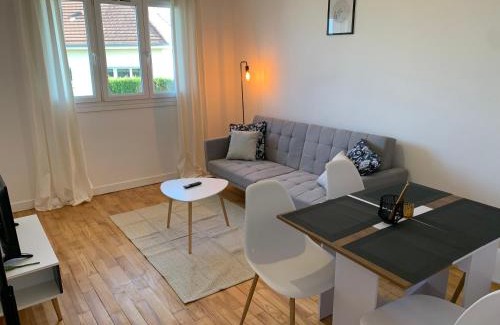 Pont-Hebert Apartment | Lacolline-ponthebert,com - Appartement Entier Rénové -Grand Parking gratuit, Tout équipé, Confortable, Netflix et Amazon Prime Gratuits et Illimités, Matelas Emma, Lave Linge, Vue sur la Vallée, RDC