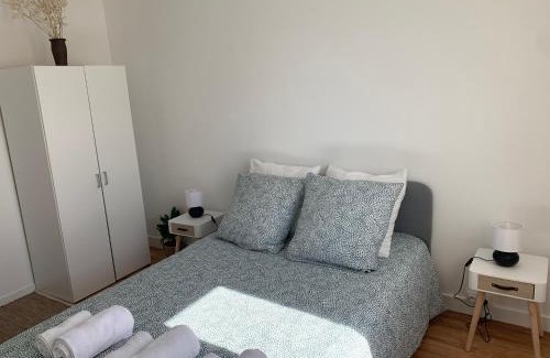 Pont-Hebert Apartment | Lacolline-ponthebert,com - Appartement Entier Rénové -Grand Parking gratuit, Tout équipé, Confortable, Netflix et Amazon Prime Gratuits et Illimités, Matelas Emma, Lave Linge, Vue sur la Vallée, RDC