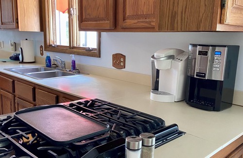 Mears Cottage | Ladd's Lake House - 3 Bedroom, 2 bath, lakefront, walkout ranch to sandy beach.