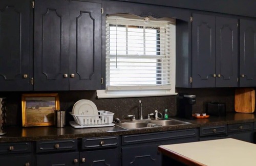 Freetown - Port Rico House | Lafayette Hideaway Private Room with Kitchen & Parking