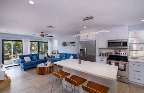 Key Largo Villa | Lagoon Escape with Golf Cart & Paddle Board