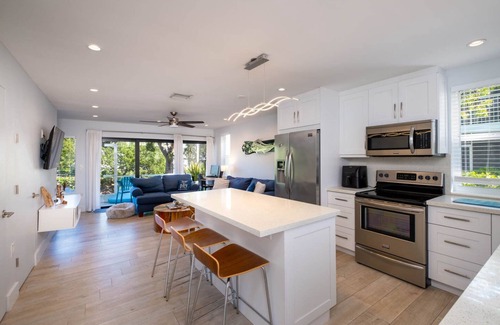 Key Largo Villa | Lagoon Escape with Golf Cart & Paddle Board