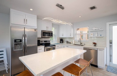 Key Largo Villa | Lagoon Escape with Golf Cart & Paddle Board