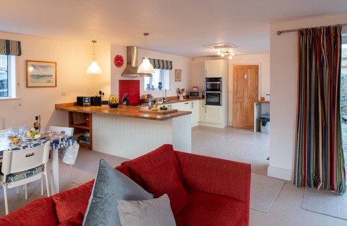 Rhosneigr House | Lagwn Glas: Pet-friendly 2-bed cottage in Rhosneigr