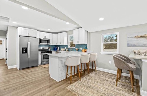 White Lake House | Lakefront Tiki Retreat with Hot Tub!
