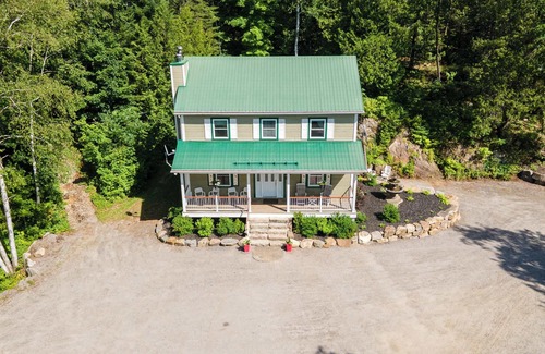 Labelle Ski Chalet | Lake and Pool Table - Au Pied du Lac