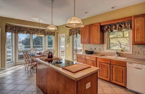 Livingston House | Lake Anna public side, private boat ramp, firepit, sandy beach & more!