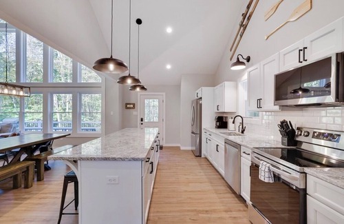 Jim Thorpe Cabin | Lake & Beach + Firepit + King Beds + Swing set