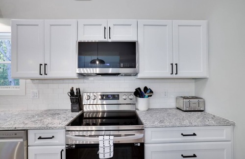 Jim Thorpe Cabin | Lake & Beach + Firepit + King Beds + Swing set