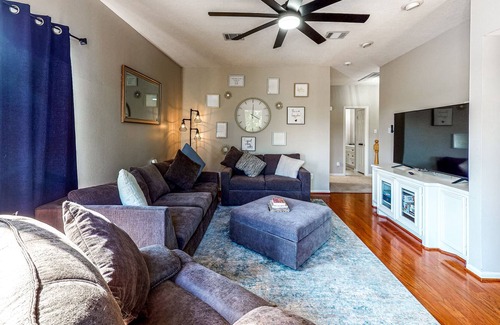 Montgomery House | Lake Conroe waterfront gem - boat launch, lake-view screened porch, dog-friendly