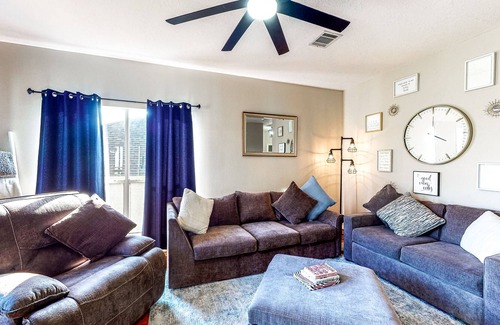 Montgomery House | Lake Conroe waterfront gem - boat launch, lake-view screened porch, dog-friendly