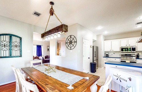 Montgomery House | Lake Conroe waterfront gem - boat launch, lake-view screened porch, dog-friendly