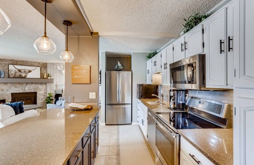 Dillon Condo | Lake Dillon + Mountain views, close to all the ski resorts and shopping!