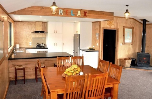 Okere Falls House | Lake edge on Rotoehu - stunning bush setting - The Barefoot Lodge