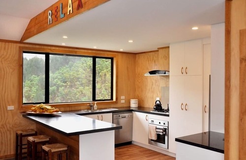 Okere Falls House | Lake edge on Rotoehu - stunning bush setting - The Barefoot Lodge