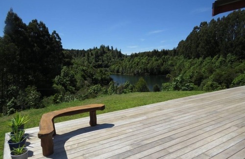 Okere Falls House | Lake edge on Rotoehu - stunning bush setting - The Barefoot Lodge