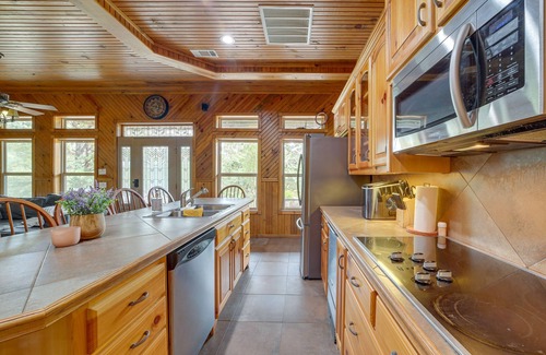 Hoyt Cabin | Lake Eufaula Cabin w/Hot Tub & Large Deck