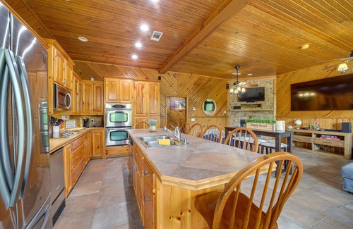 Hoyt Cabin | Lake Eufaula Cabin w/Hot Tub & Large Deck