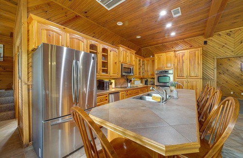 Hoyt Cabin | Lake Eufaula Cabin w/Hot Tub & Large Deck