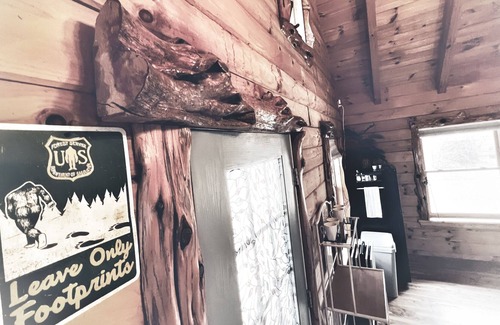 Checotah Cabin | Lake Eufaula Log Cabin with Hot Tub + WiFi
