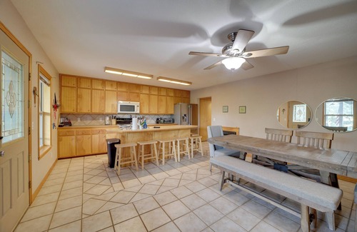 Hoyt Cabin | Lake Eufaula Retreat w/Boat Slip & Fireplace!