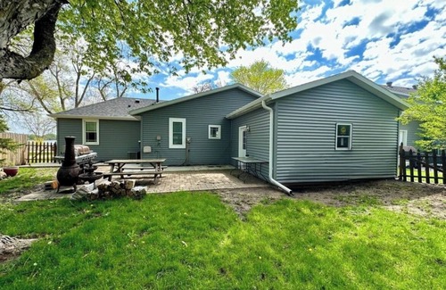 Worthington House | Lake front 2-bedroom house with WiFi and AC in welcoming Worthington