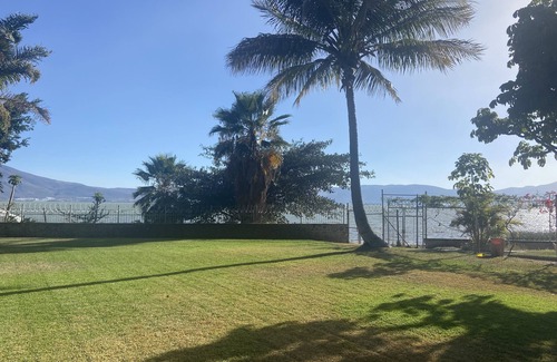 San Juan Cosala House | Lake front 3 bedroom house with a very big garden.
