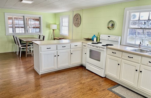 Leesburg Cottage | Lake Front Cottage, Private Boat Ramp & Dock, Kayaks, Arcade Games, Ping Pong