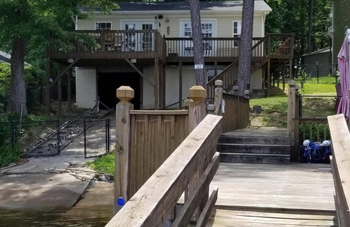 Southmont House | Lake front cottage with dock