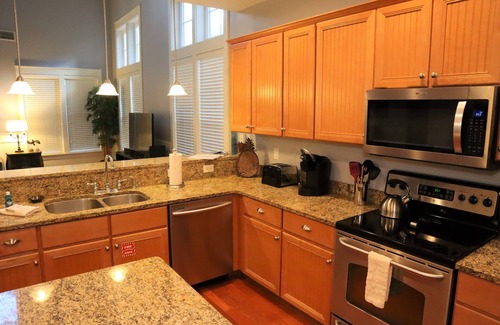 Laurel Grove House | LAKE FRONT-Free Golf & Activities~Golf Cart~Pool~Hot Tub~WiFi~Pets Considered