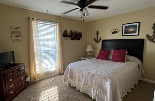 Vincent House | LAKE FRONT HOME! Sleeps 12. Bonus room with bunks, ping pong and playstation.