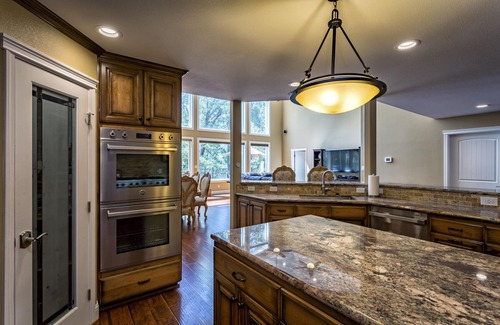 Lakehead House | Lake Front House - Gorgeous View!