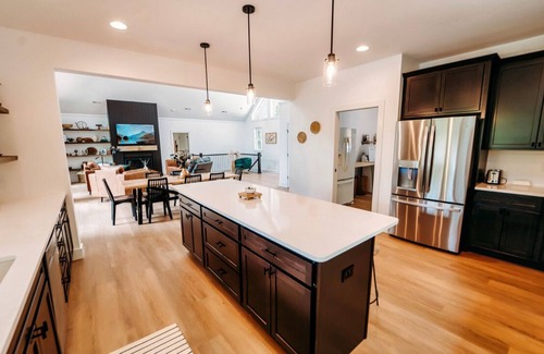 Jacksboro House | LAKE FRONT - New Build, No Steps to Lake, Quiet Cove, Big Creek -Seasonal Water