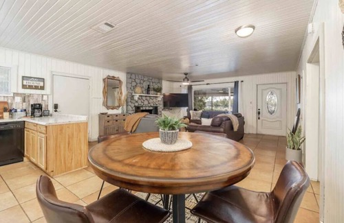 Mid America House | Lake Hamilton’s Cozy Cabin