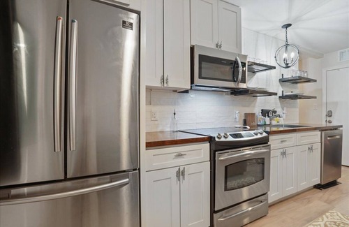 Point Venture House | Lake & Hill View - 5 Bed /4 Bath /4 King Beds