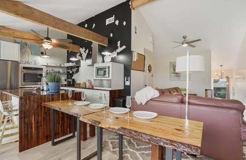 Point Venture House | Lake & Hill View - 5 Bed /4 Bath /4 King Beds