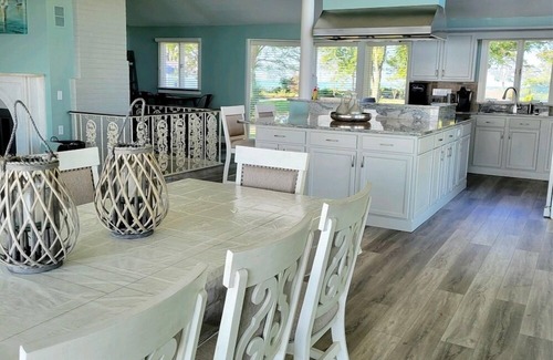 Sandusky House | Lake home minutes from Cedar Point!
