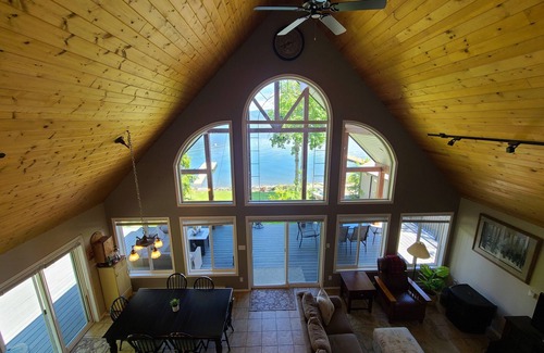 Salmon Arm Cottage | Lake House Retreat - Waterfront!