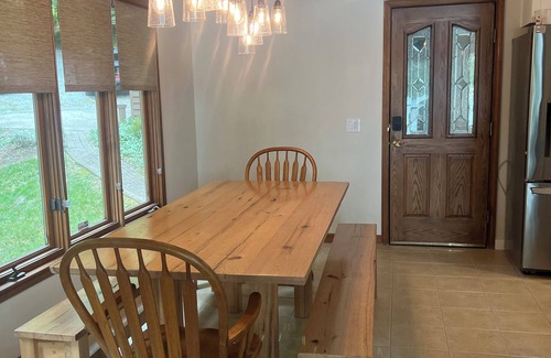 Leasburg House | Lake House Retreat with beautiful views & WiFi