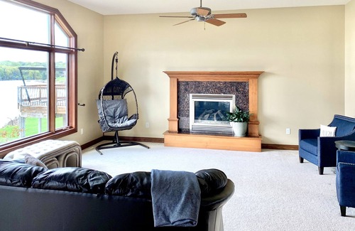 Rochester House | Lake House: stunning furnished waterfront 4B/3.5B near Mayo & downtown Rochester