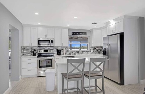 Davie House | Lake house unit 1 by PMI