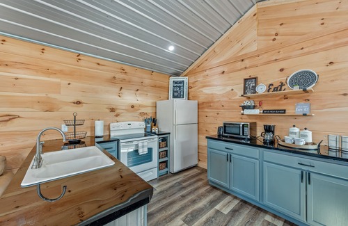 Groveoak House | Lake House with 32' Boat Garage, No-Stairs Entrance, Wi-Fi