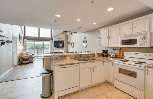Camdenton Condo | 'Lake It Easy' Waterfront Ozarks Condo w/Balcony!