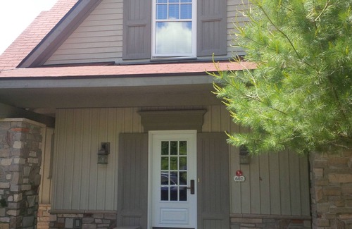 Seguin Cottage | Lake Joseph Luxury 2-Story Condo Home