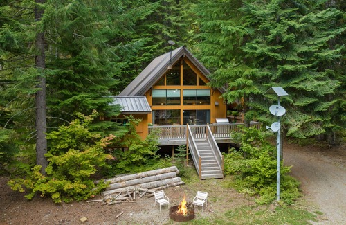 Easton Cabin | Lake Kachess area family cabin, pet friendly, beautiful views.
