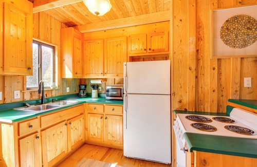 Six Mile Cabin | Lake Keowee Access: Idyllic Six Mile Cabin!
