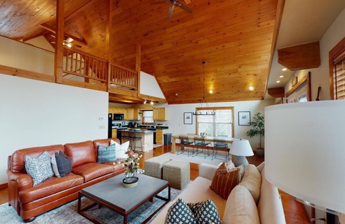Seneca Cabin | Lake Keowee Cabin: Peaceful and Bright