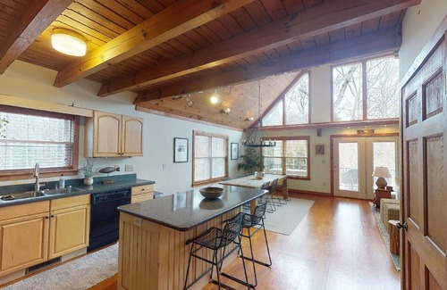 Seneca Cabin | Lake Keowee Cabin: Peaceful and Bright