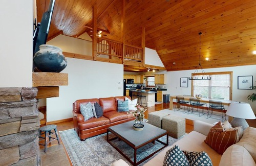Seneca Cabin | Lake Keowee Cabin: Peaceful and Bright