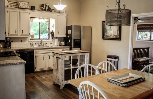 Gainesville House | Lake Lanier Getaway in North GA Mountains - Leaf Peepers & Lake Views: I Got You
